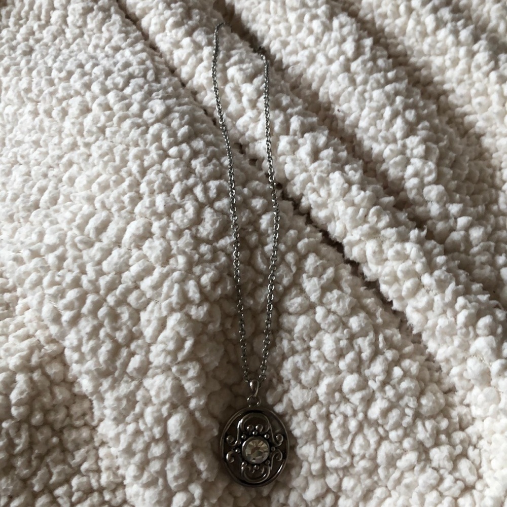 Silver pendent necklace.